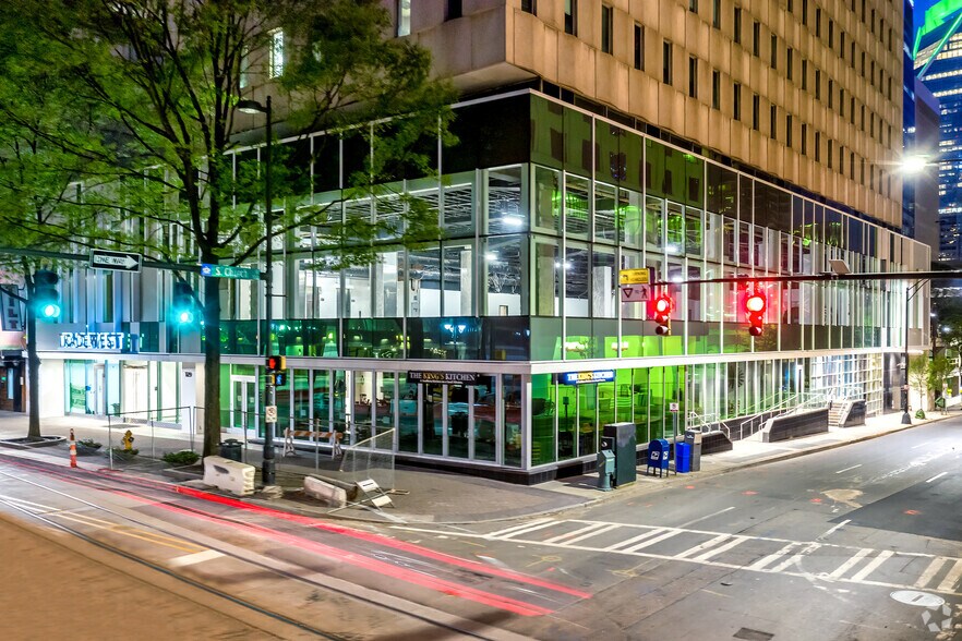 More Photos Of 129 W trade St, Charlotte Office For Lease