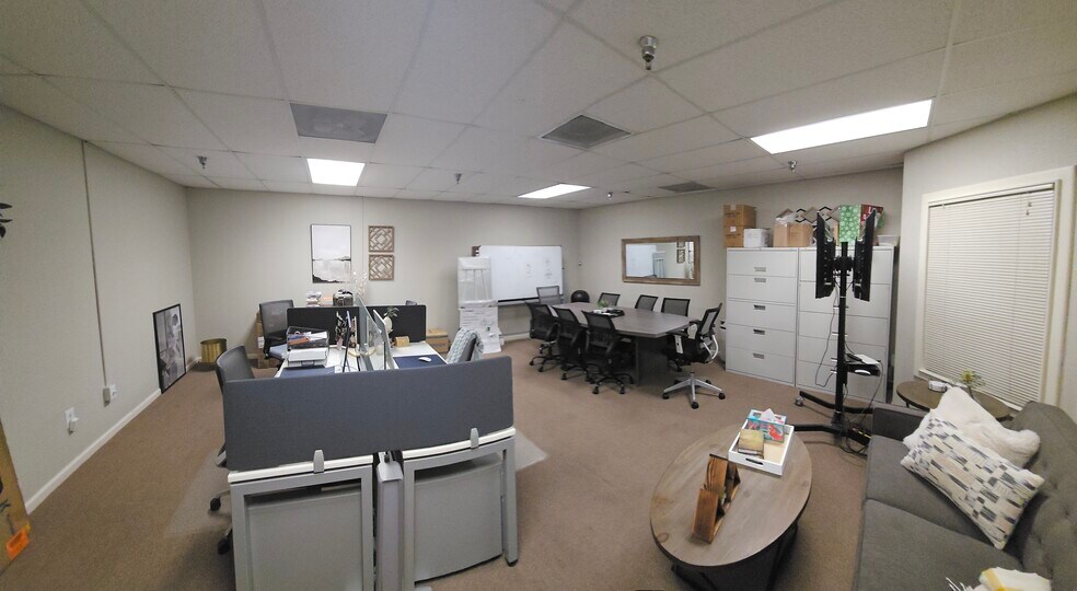 More Photos Of 448 Lincoln Blvd, Lincoln General Retail For Lease