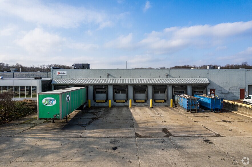 More Photos Of 7711 E Pleasant Valley Rd, Independence Showroom For Sale