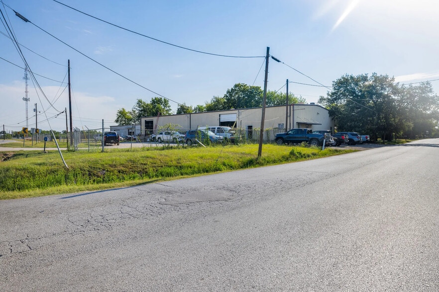 More Photos Of 1809 Groesbeck St, Bryan Industrial For Sale