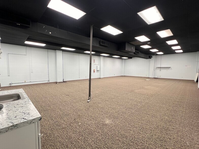 More Photos Of 211 W 3rd St, Taylor Office For Lease