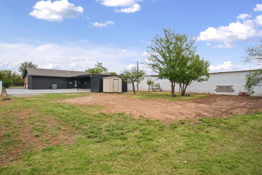 More Photos Of 7327 19th St, Lubbock Office For Sale