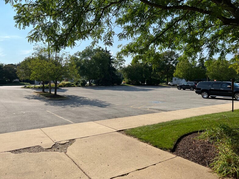 More Photos Of 141-161 Covington Dr, Bloomingdale Light Manufacturing For Lease