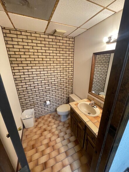 More Photos Of 1315 Caddo St, Cleveland Industrial For Sale