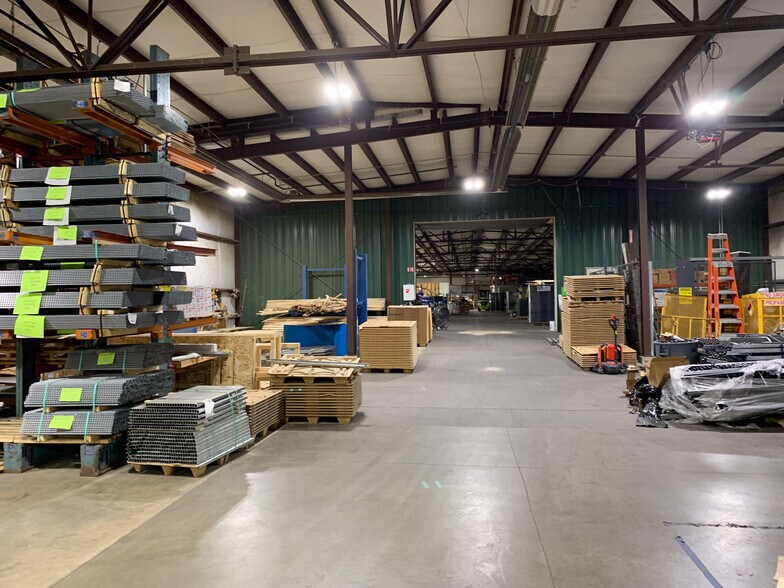 More Photos Of 1205 E Summit St, Maquoketa Warehouse For Lease