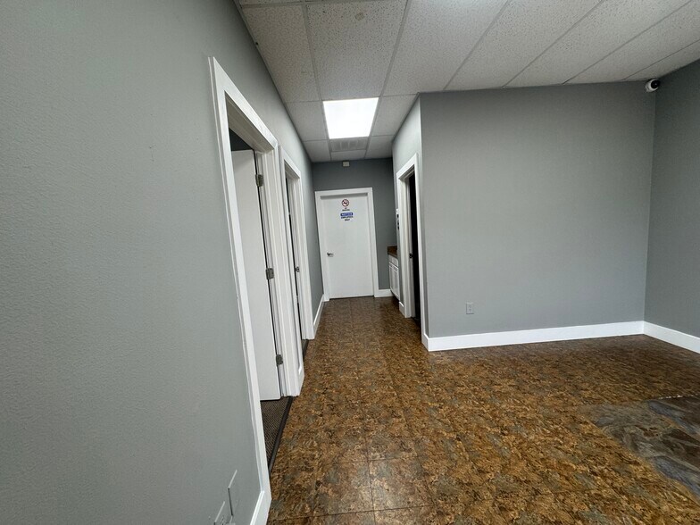More Photos Of 15555 Tradesman Dr, San Antonio Light Distribution For Lease