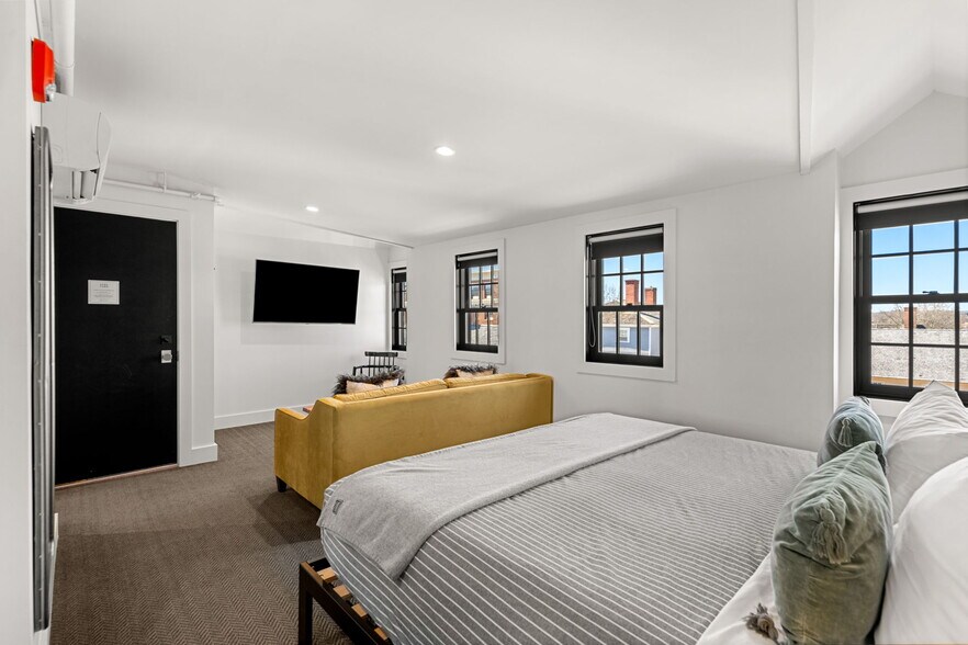 More Photos Of 409 The Hill, Portsmouth Hotel For Sale