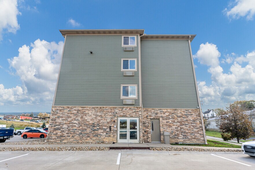 More Photos Of 975 Sheffield St, Washington Hotel For Sale