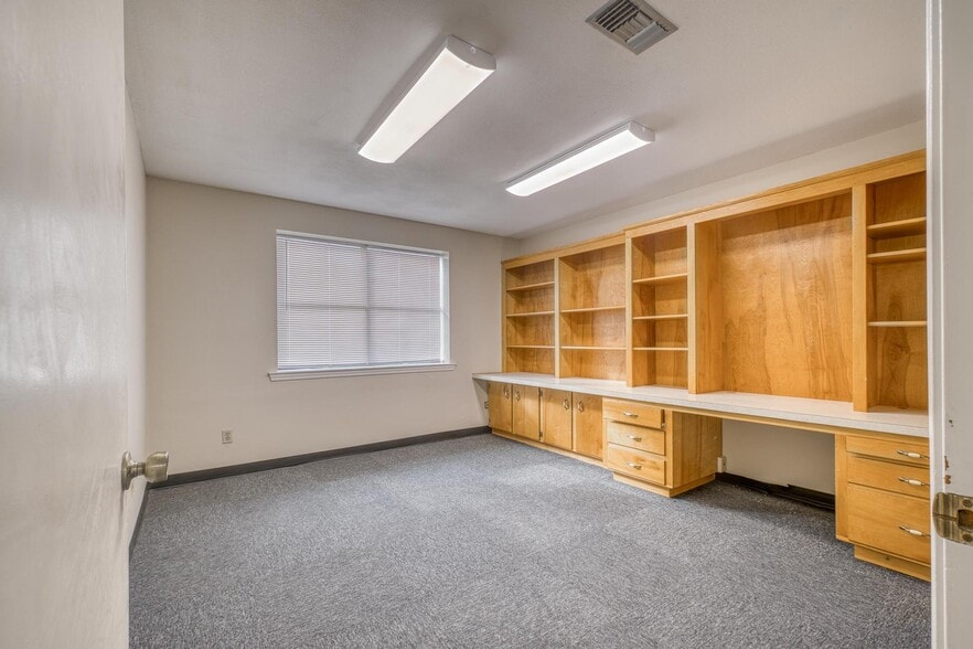 More Photos Of 1014 Creighton Rd, Pensacola Flex For Lease