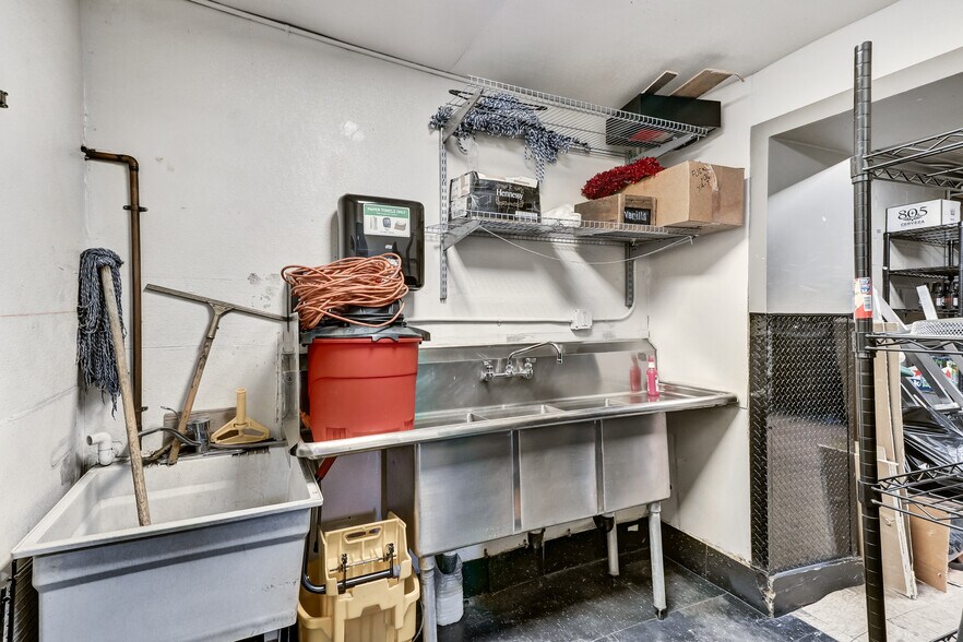 More Photos Of 3715 International Blvd, Oakland Convenience Store For Sale