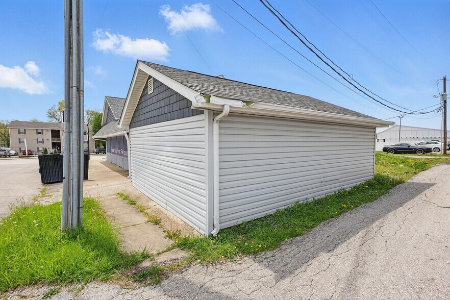 More Photos Of 581 E Cherry St, Troy Freestanding For Sale