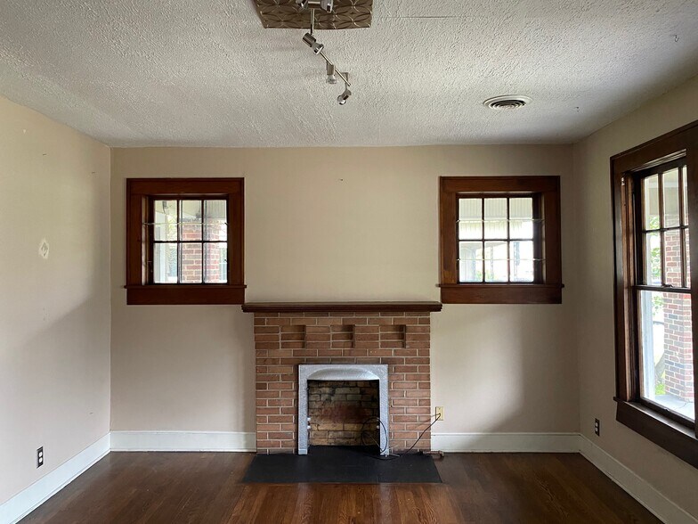More Photos Of 404 N Gloster St, Tupelo Office For Lease