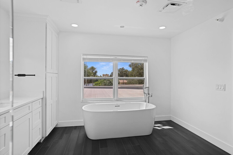 More Photos Of 10830 Navajo Dr, Saint Petersburg Showroom For Sale