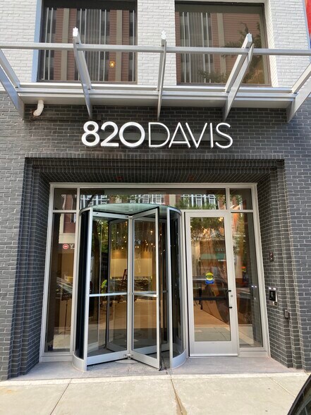More Photos Of 820 Davis St, Evanston Office For Lease