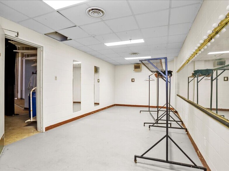 More Photos Of 1819 Spring St, Palestine Specialty For Sale