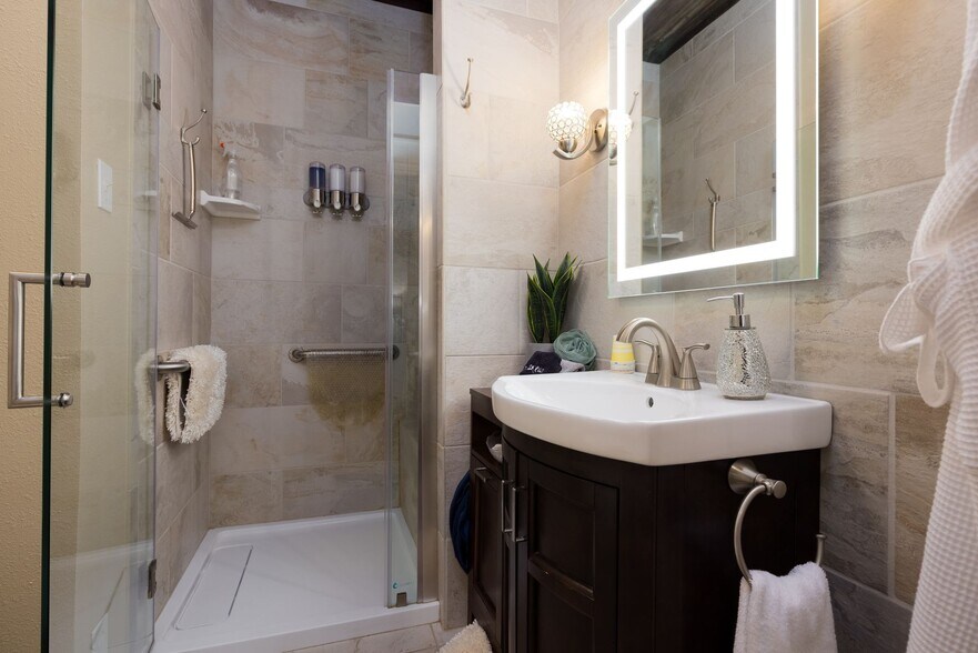 More Photos Of 504 Tivy St, Kerrville Flex For Sale