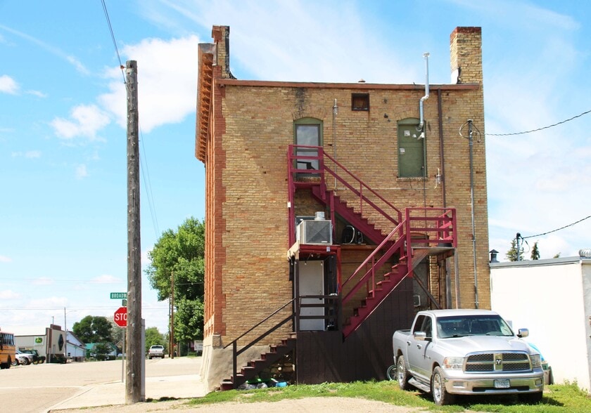 More Photos Of 202 Broadway Ave, Culbertson Showroom For Sale