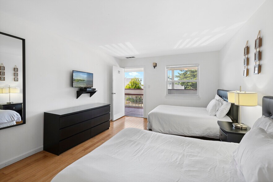 More Photos Of 72 Foster Ave, Hampton Bays Hotel For Sale