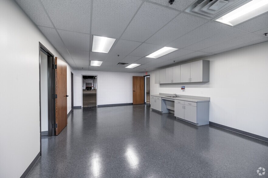 More Photos Of 1810 Kelly Blvd, Carrollton Warehouse For Lease