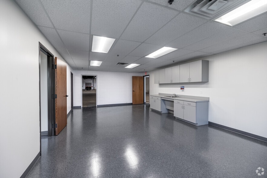 More Photos Of 1810 Kelly Blvd, Carrollton Warehouse For Lease