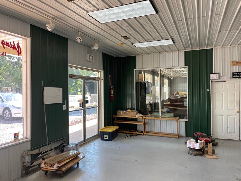 More Photos Of 653 Lakeway Dr, Russell Springs Showroom For Sale