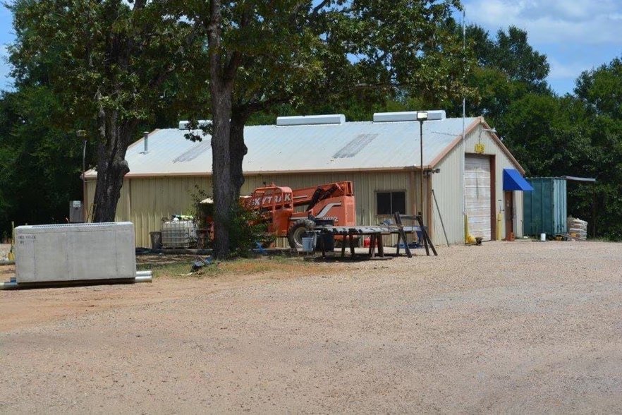 More Photos Of 1301 E Corsicana St, Athens Flex For Sale