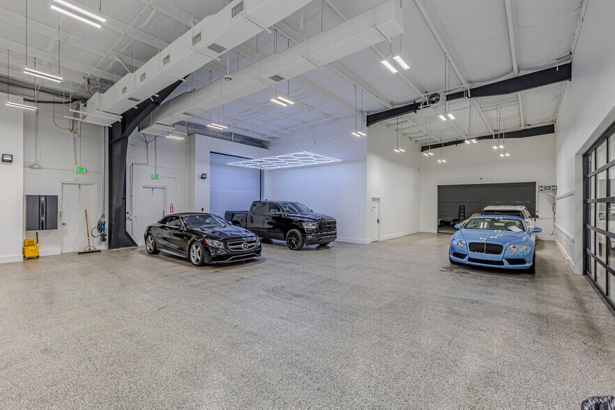 More Photos Of 3550 Westview Dr, Naples Showroom For Sale