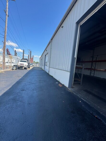More Photos Of 2703 Richmond Ter, Staten Island Warehouse For Lease