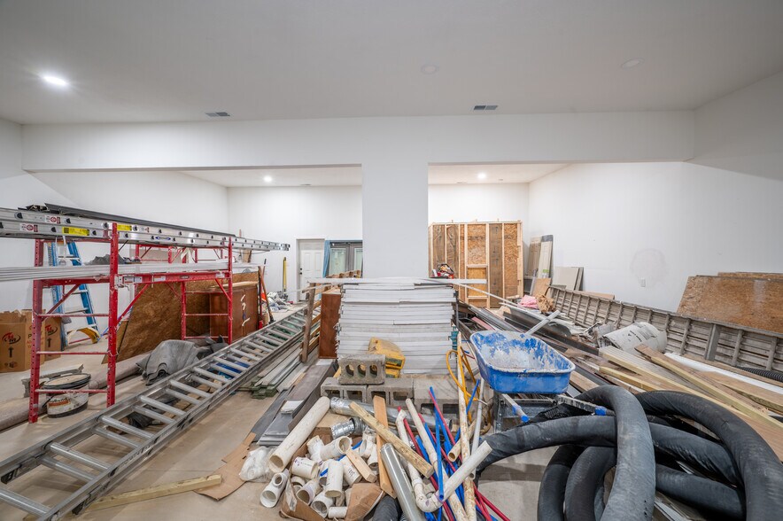 More Photos Of 2305 E Michigan St, Indianapolis Flex For Sale