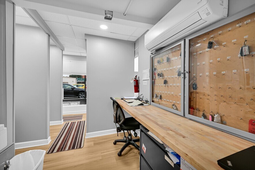 More Photos Of 33 N Morris St, Dover Auto Repair For Sale