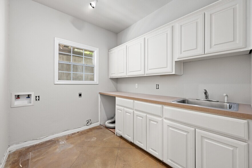 More Photos Of 19019 TX-71, Spicewood Office Residential For Sale
