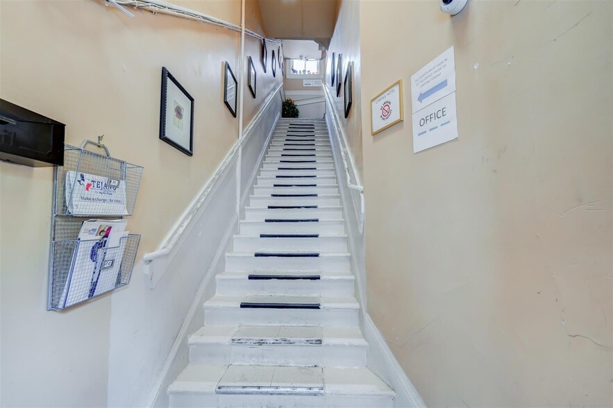 More Photos Of Londale Hotel, Houston Specialty For Sale