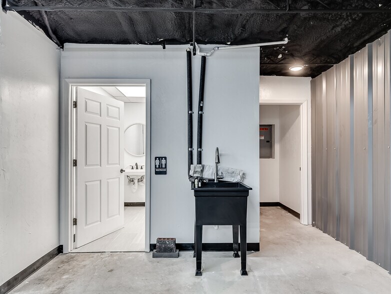 More Photos Of 2922 Cashion Pl, Oklahoma City Warehouse For Sale