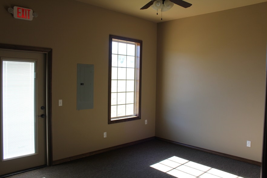 More Photos Of 17236 N May Ave, Edmond Office For Sale