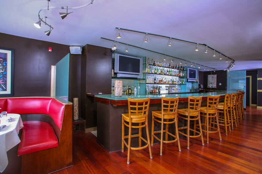 More Photos Of 15 Franklin St, Lenox Restaurant For Lease