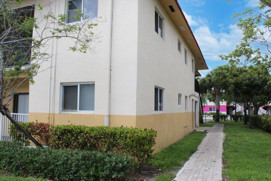 More Photos Of 5850-5890 NW 17th Plz, Sunrise Apartments For Sale
