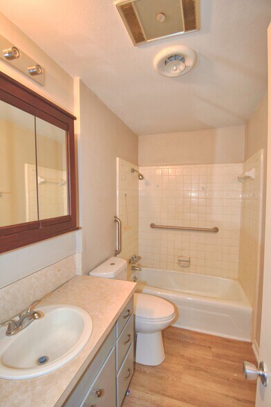 More Photos Of 402 S Tyler St, Beeville Apartments For Sale