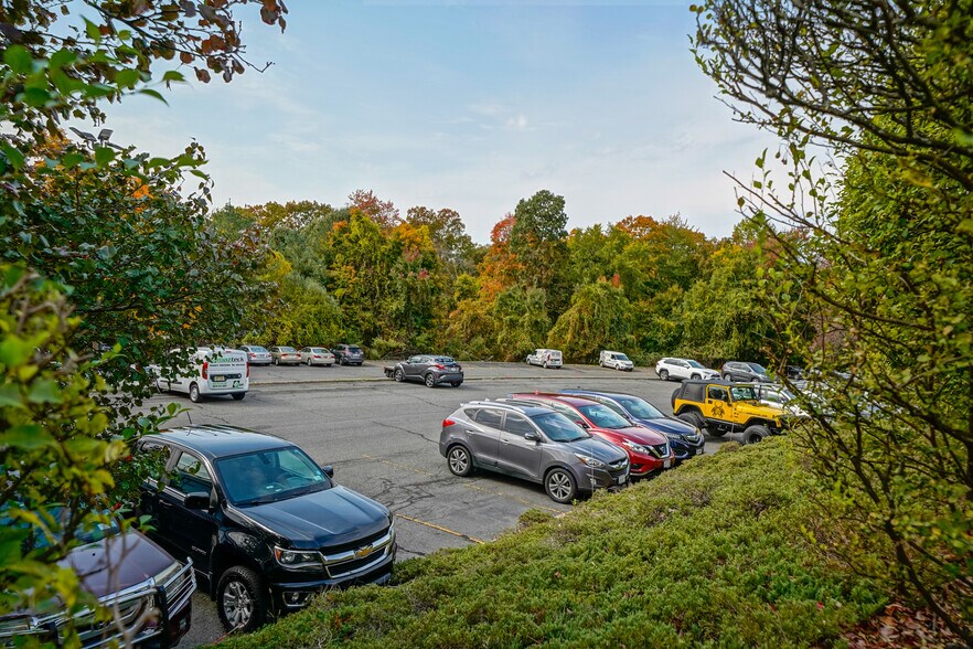 More Photos Of 663 E Crescent Ave, Ramsey Office For Lease