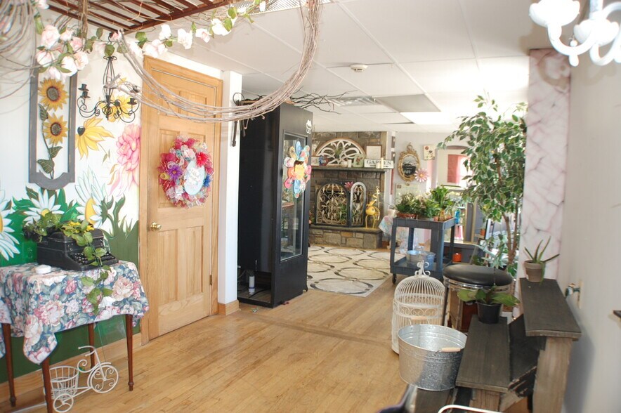 More Photos Of 1835 Delmar Dr, Folcroft Freestanding For Lease