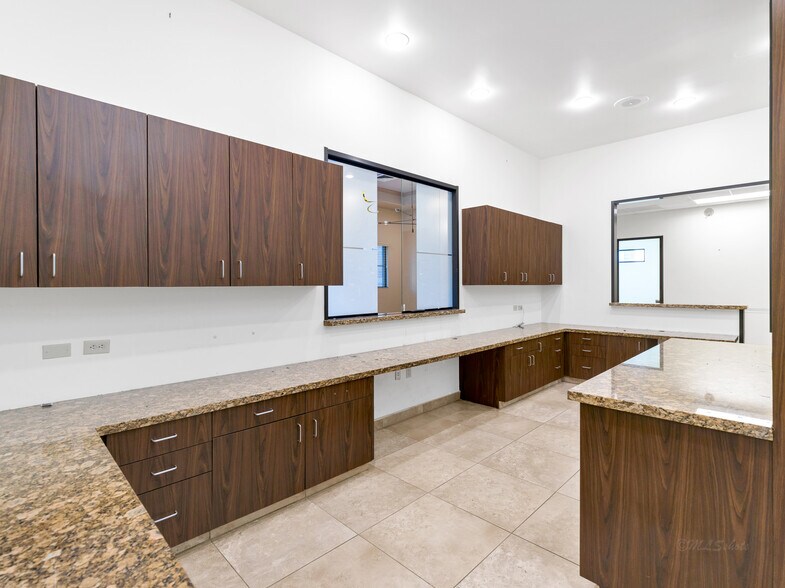 More Photos Of 714 S Peek Rd, Katy Medical For Lease