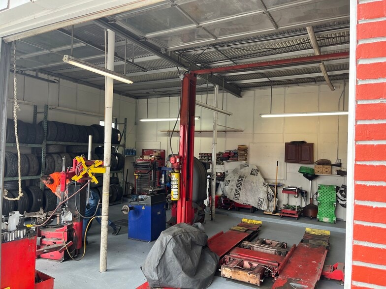 More Photos Of 207 N Temple Ave, Starke Auto Repair For Sale