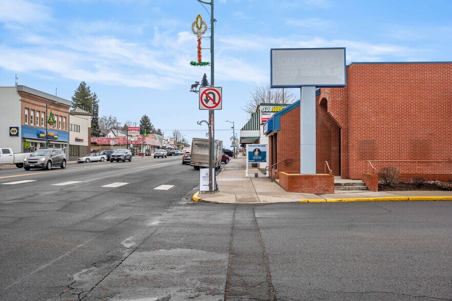 More Photos Of 639 Morgan St, Davenport Bank For Lease