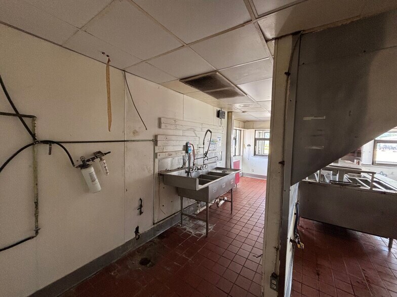 More Photos Of 2022 N 6th St, Vincennes Fast Food For Lease