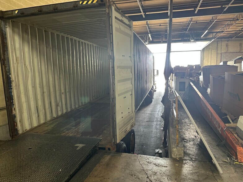 More Photos Of 510 W 172nd St, South Holland Manufacturing For Lease