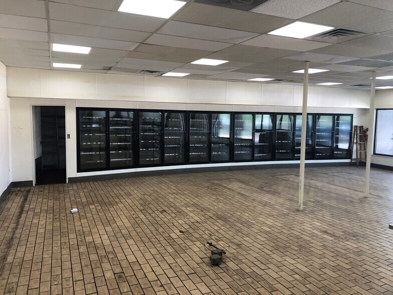 More Photos Of 1 N Wolf Rd, Prospect Heights Convenience Store For Lease