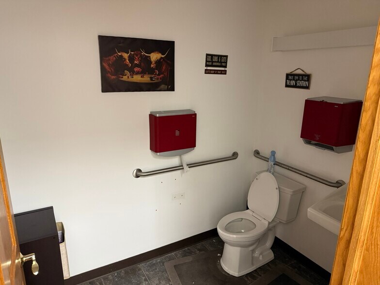 More Photos Of 4131-4133 N Perryville Rd, Loves Park Storefront Retail Office For Lease