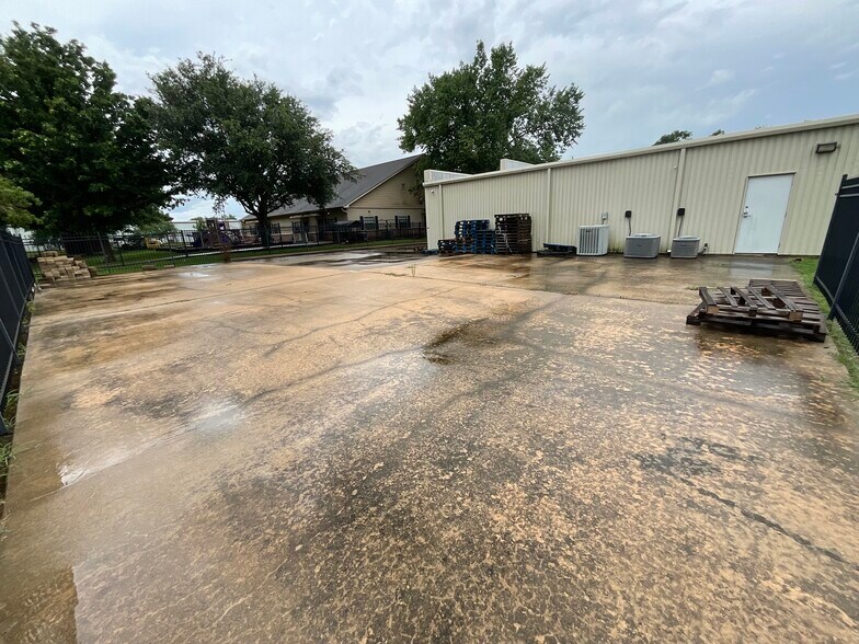 More Photos Of 1111 Anchor Rd, Angleton Light Distribution For Lease