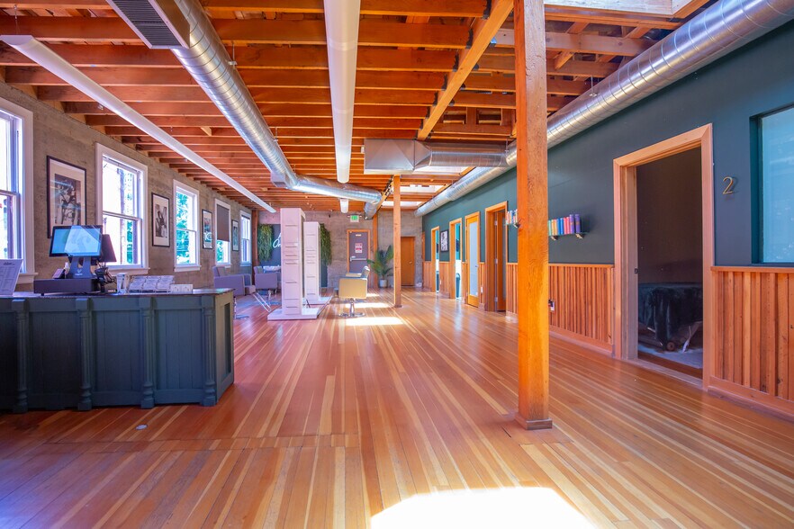 More Photos Of 712 Main St, Oregon City General Retail For Sale