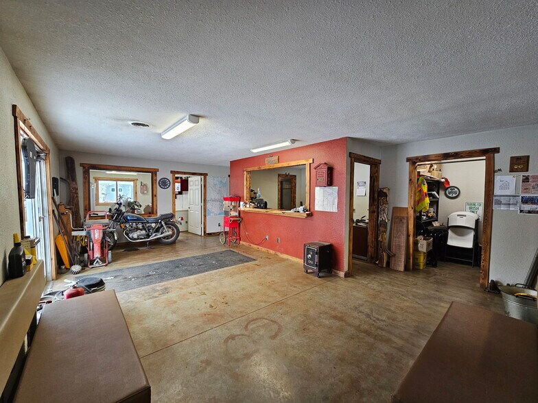 More Photos Of 1117 2nd Ave, Bingham Lake Industrial For Sale