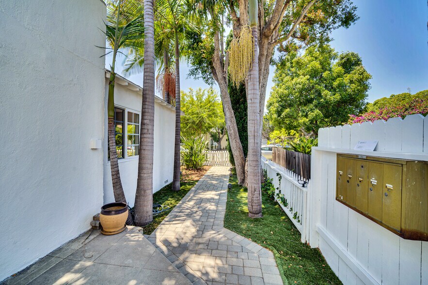 More Photos Of 1231-1233 17th St, Santa Monica Apartments For Sale